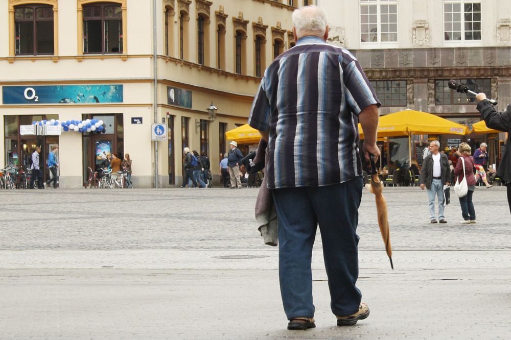 Senior unterwegs auf dem Leipziger Markt. Foto: Ralf Julke
