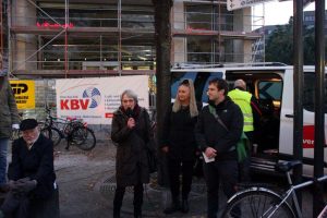 Irena Rudolph-Kokot (m.) und Christopher Zenker (beide SPD) lauscht bei einer Demo gegen Legida der Rede von Flüchtlingsratsprecherin Sonja Brogiato. Foto: L-IZ.de