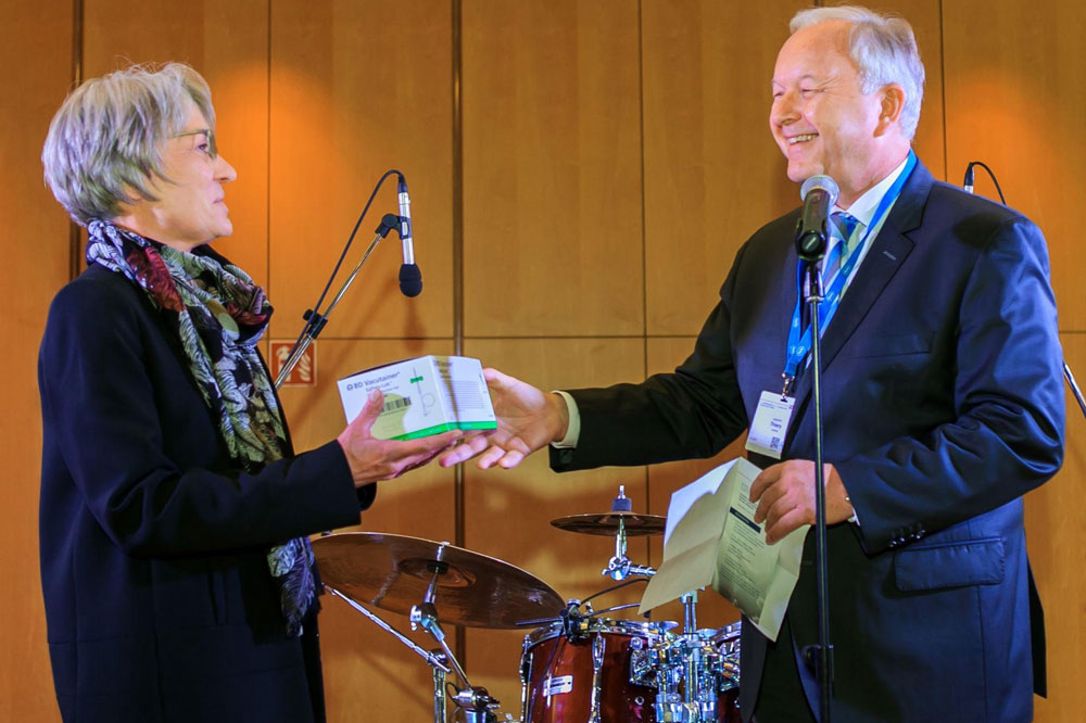 Symbolische Spendenübergabe von Prof. Joachim Thiery an Sonja Brogiato vom Leipziger Flüchtlingsrat.Foto: Swen Reichhold