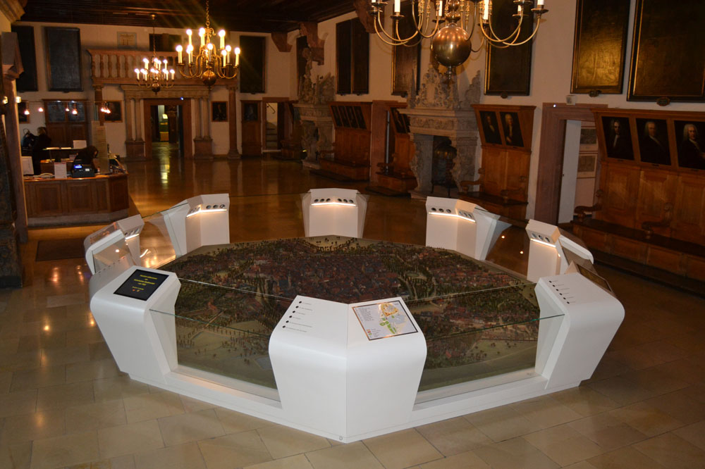 Stadtmodell mit taktilen Karten. Foto: Stadtgeschichtliches Museum Leipzig