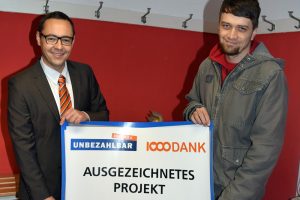 Filialleiter Marcel Pöge übergibt die Auszeichnung "1000 Dank der Leipziger Volksbank" an Chris Rohde vom SV West 03 Leipzig e.V. Foto: Leipziger Volksban