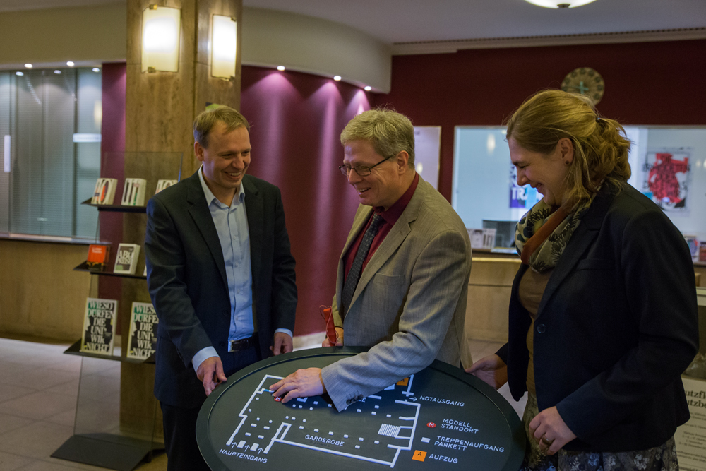 (v.l.): Enrico Lübbe (Schauspiel Leipzig), Prof. Dr. Thomas Kahlisch (DZB), Annegret Saal (Stadt Leipzig) am neuen taktilen Leitsystem im Kassenfoyer. Foto: Jana Nowak, Schauspiel Leipzig.