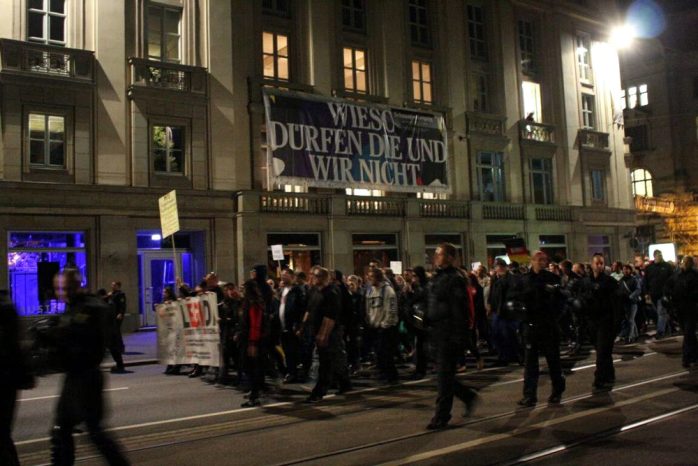 Wieso die und wir nicht. Am Schauspiel gibt es Fragen und klare Ansagen gegen Legida. Foto: L-IZ.de