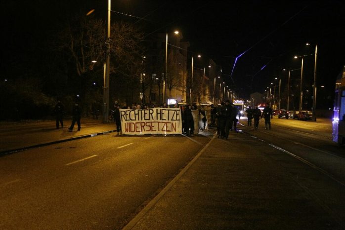 18:00 Uhr: 200 Menschen gegen Legida am Johannapark. Foto: L-IZ.de