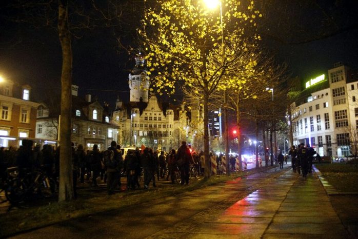 18:10 Uhr: Die Gegendemo erreicht das Neue Rathaus. Foto: L-IZ.de