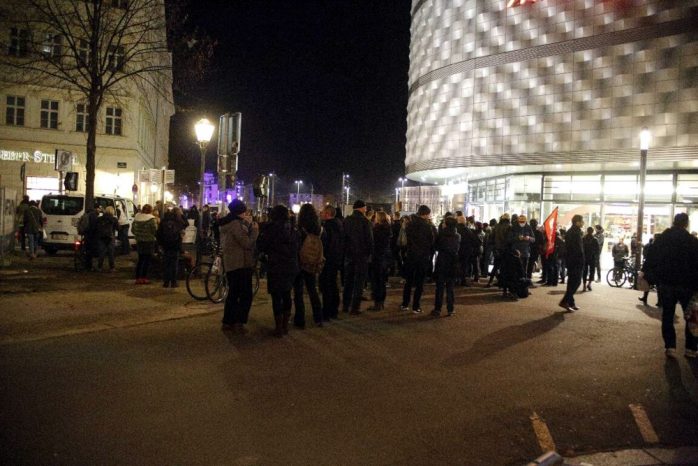 18:30 Uhr Bei Leipzig nimmt Platz eher weniger Demonstranten. Foto: L-IZ.de