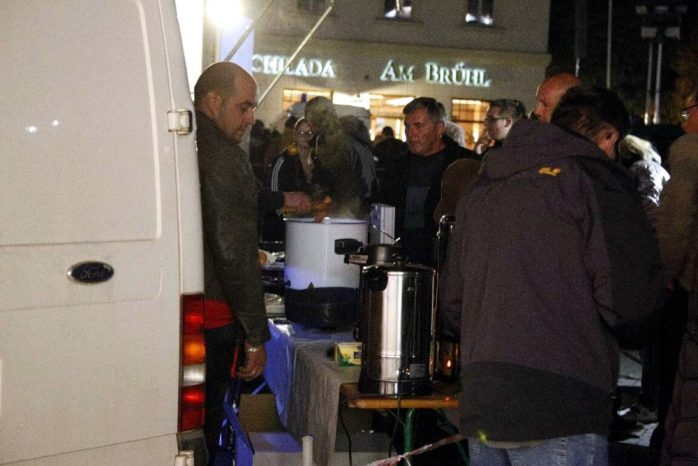 18:52 Uhr: Legida macht ne Bockwurst-Party. Foto: L-IZ.de