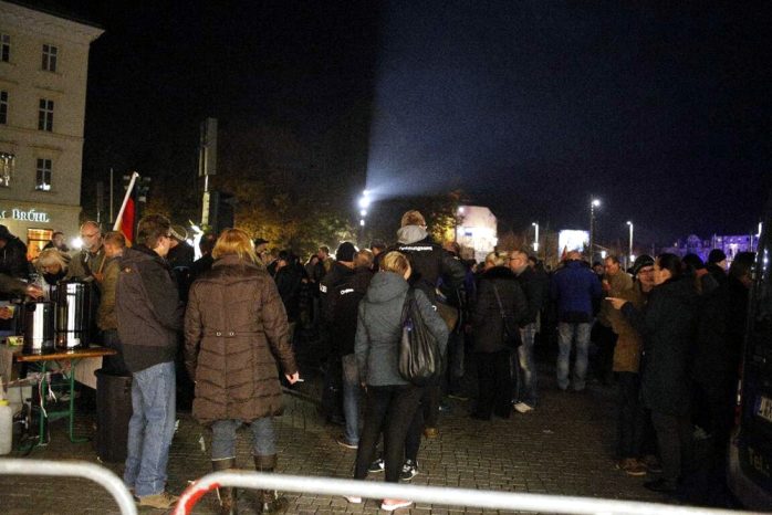 19:00 Uhr: Laut Johnke "eine Welle" - Heute zirka 300 Teilnehmer bei Legida. Foto: L-IZ.de