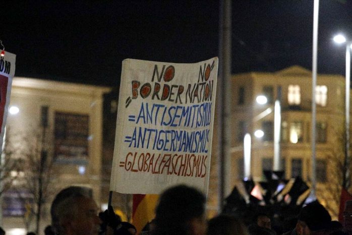 19:05 Uhr: Auch der Antisemitismus ist bei Legida relativierbar, angesichts der angeblichen Germanenfeindlichkeit. Foto: L-IZ.de