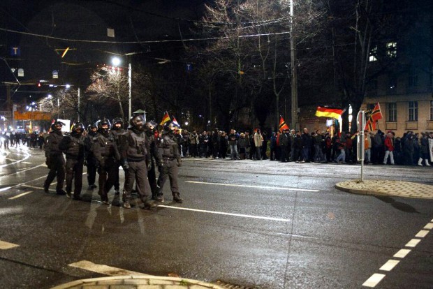 19:58 Uhr: Die Polizei heute spärlich und vermummt unterwegs. Foto: L-IZ.de