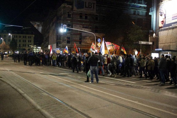 20:15 Uhr: Legida Teilnehmerin empört - So was gehört sich nicht - zu Filmenden an der Seite. Die Polizeikette ist wie ein Sieb. Foto: L-IZ.de