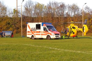 Rettungseinsatz auf dem Rugbyfeld: Dewald Potgieter wird mit dem Rettungswagen ins Krankenhaus gebracht. Foto: Jan Kaefer
