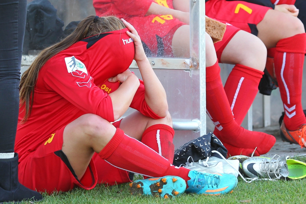 Tränen der Enttäuschung bei Marie-Luise Herrmann, die gerade mit Gelb-Rot vom Platz gestellt worden war. Foto: Jan Kaefer