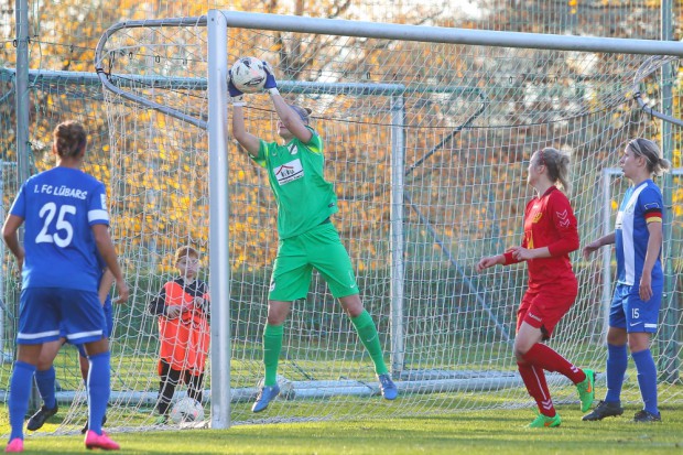 Eine der wenigen brenzligen Situationen vor dem Tor von Lübars-Keeperin Inga Buchholz. Foto: Jan Kaefer