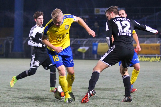Ramon Hofmann (Lok) gegen Martin Salis (Bernburg). Foto: Jan Kaefer