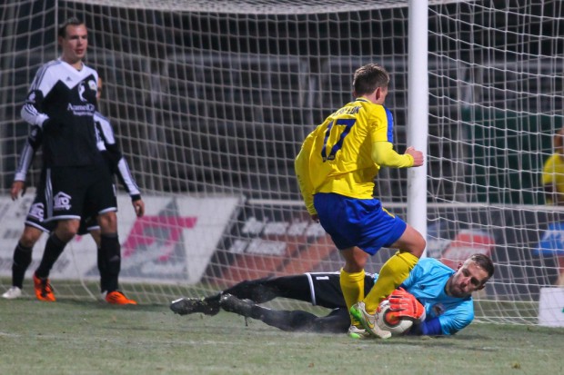 Steven Heßler kommt gegen Bernburgs Torhüter Patrick Baldauf einen Tic zu spät. Foto: Jan Kaefer