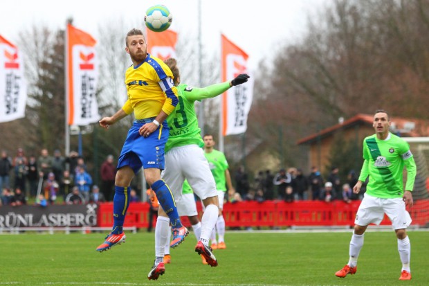 Der Tauchaer Kapitän Daniel Schneider im Kopfballduell mit Mike Könnecke. Foto: Jan Kaefer
