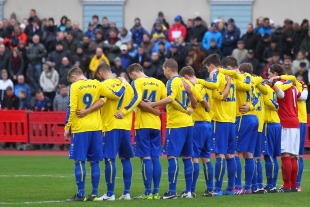 Schweigeminute vor Spielbeginn, im Gedenken an die Terroropfer von Paris. Foto: Jan Kaefer