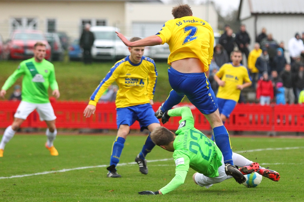 Tim Schumann (Taucha) verteidigt energisch gegen Mike Könnecke. Foto: Jan Kaefer