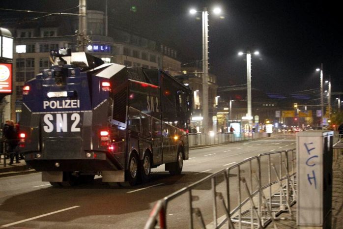 20:53 Uhr: Polizei verlegt schon einmal Hilfsmittel zum Hbf. Foto: L-IZ.de