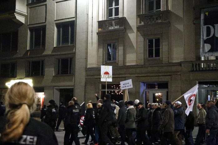 25 Jahre Legida - immer wieder versuchen sich in Leipzig Mauerbauer in die Tradition von Mauereinreißern zu stellen. Foto: L-IZ.de