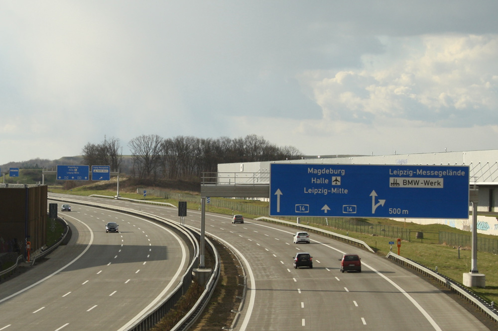 Groß, breit, schnell: Autobahn A14 bei Leipzig. Foto: Ralf Julke