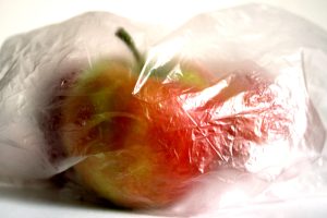 Äpfel in Plastiktüte - oder vielleicht doch lieber im Stoffbeutel? Foto: Ralf Julke
