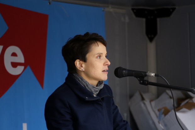 AfD-Parteivorsitzende Frauke Petry - "Von der Aura von des Volkes Stimme umgeben?" AfD-Parteivorsitzende Frauke Petry - Immer einen Vorschlag auf den Lippen. Foto: Alexander Böhm