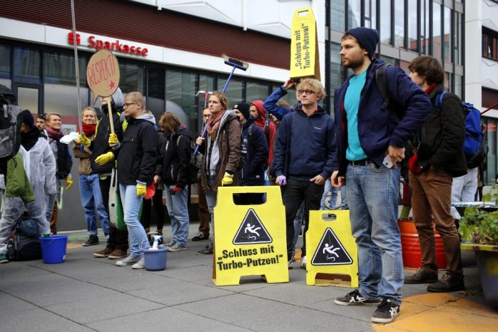 Aktivisten versammelten sich im Hof der Universität am Augustusplatz. Foto: Alexander Böhm