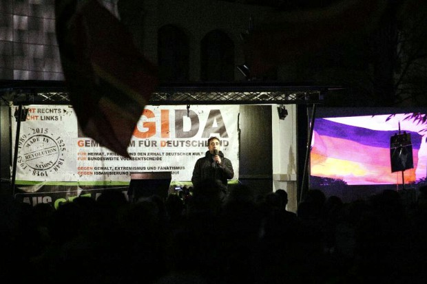 "Bis hier alles wieder sauber ist" - der letzte Redner bei Legida glaubt, das alle neuen Migranten Islamisten sind. Foto: L-IZ.de