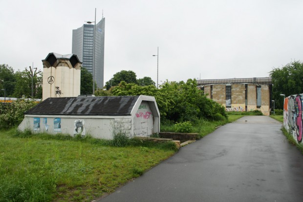 Städtebaulich noch immer eine offene Frage: Der Bowlingtreff. Foto: Ralf Julke