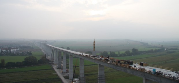Die gewaltige Brückenkonstruktion im Unstruttal - hier während des Baus. Foto: Matthias Weidemann