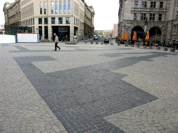 Im Burgplatz-Pflaster markieren dunkle Steine die tieferliegenden Pleißenburg-Grundmauern. Foto: Karsten Pietsch