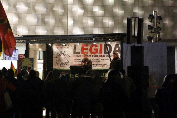 Das gewohnte Ende mit der Nationalhymne bei Legida. Foto: L-IZ.de