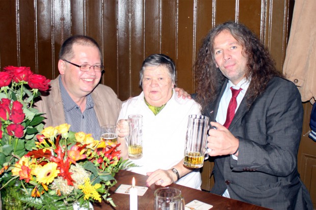 Die alte Belegschaft zu Gast: Hannelore Krause (m.) mit Thomas Kuno Kumbernuß (r.). Foto: Alexander Böhm