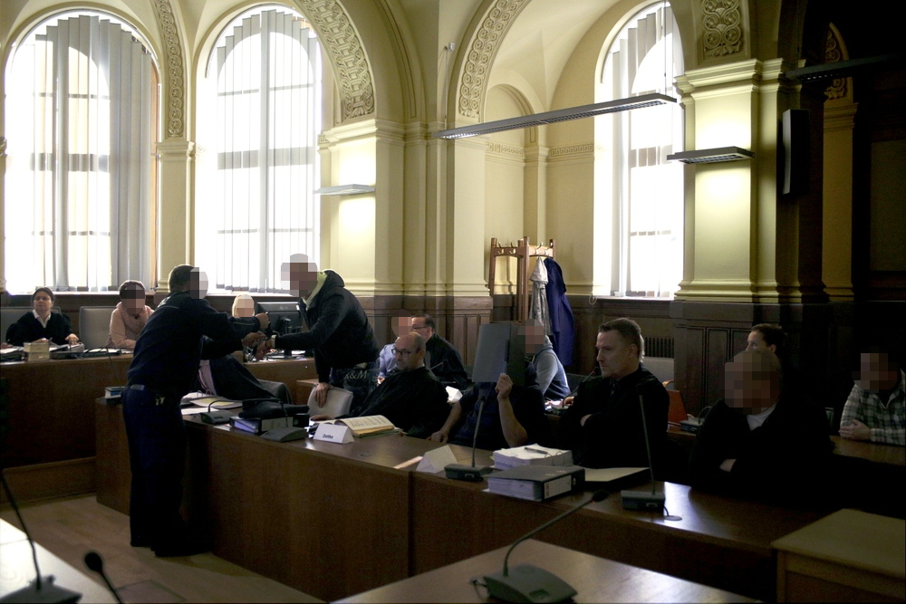 Die Anklagebank, Nico R. wurde in Handschellen aus der Haft vorgeführt. Foto: Alexander Böhm