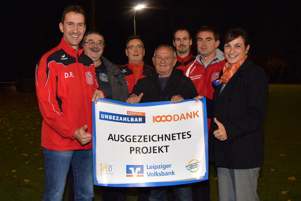 Filialleiterin Silvana Bräutigam übergibt die Auszeichnung "1000 Dank der Leipziger Volksbank" an den SV Germania Mölbis 1895 e.V. Foto: Leipziger Volksbank