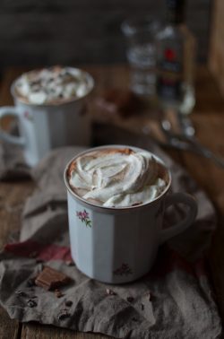 Heiße Schokolade mit Kirschwasser. Foto: Maike Klose