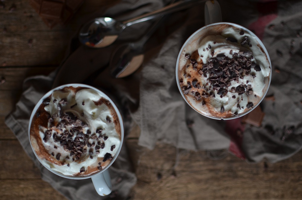 Heiße Schokolade mit Kirschwasser. Foto: Maike Klose