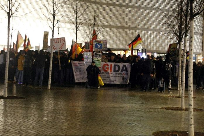Legida vor dem heutigen Regenmarsch: Ein Häuflein auf dem Wagner-Platz: Foto: L-IZ.de