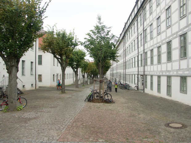 Abends dämmert der Lindenhof der „Schulstadt“ vor sich hin, aus etlichen Fenstern dringt Instrumental- und Chormusik. Foto: Karsten Pietsch