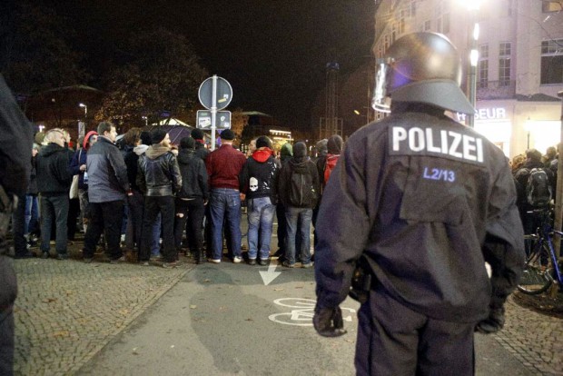 Gegendemonstranten von Legida läuft nicht blockieren auch die Fußwege Richtung Wagnerplatz. Foto: L-IZ.de