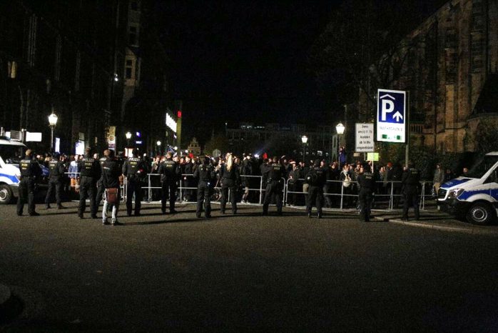 Gegenprotest an der Thomaskirche. Foto: L-IZ.de