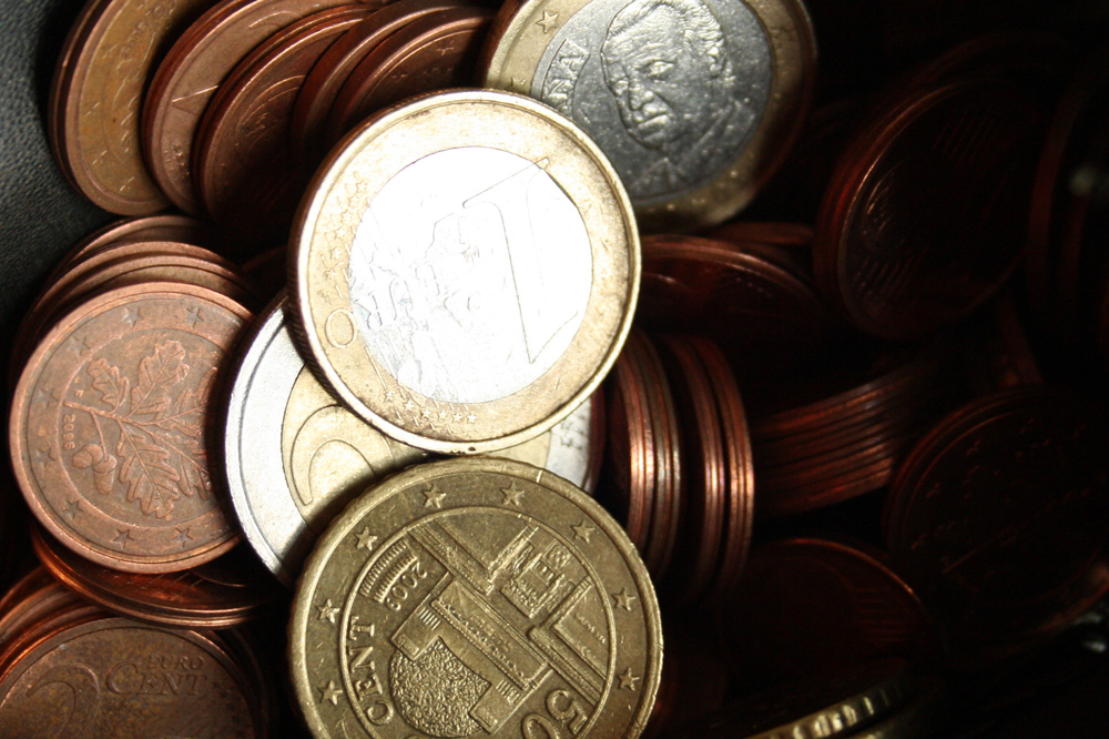 Geld in einem dunklen Behältnis. Foto: Ralf Julke