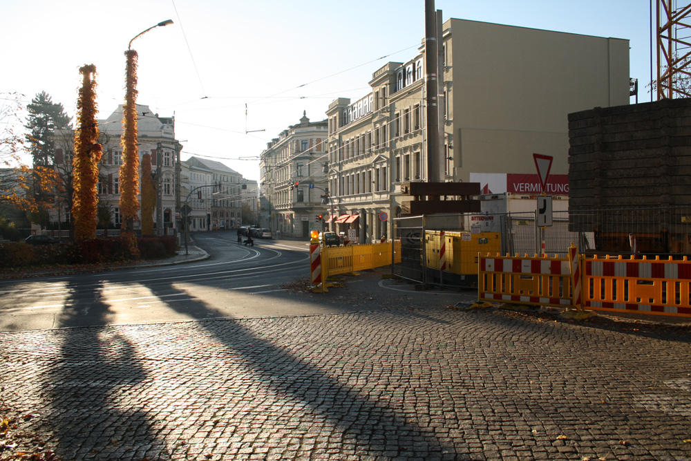 Blick aus der Berggartenstraße (Kopfsteinpflaster) in die Gohliser Straße. Foto: Ralf Julke