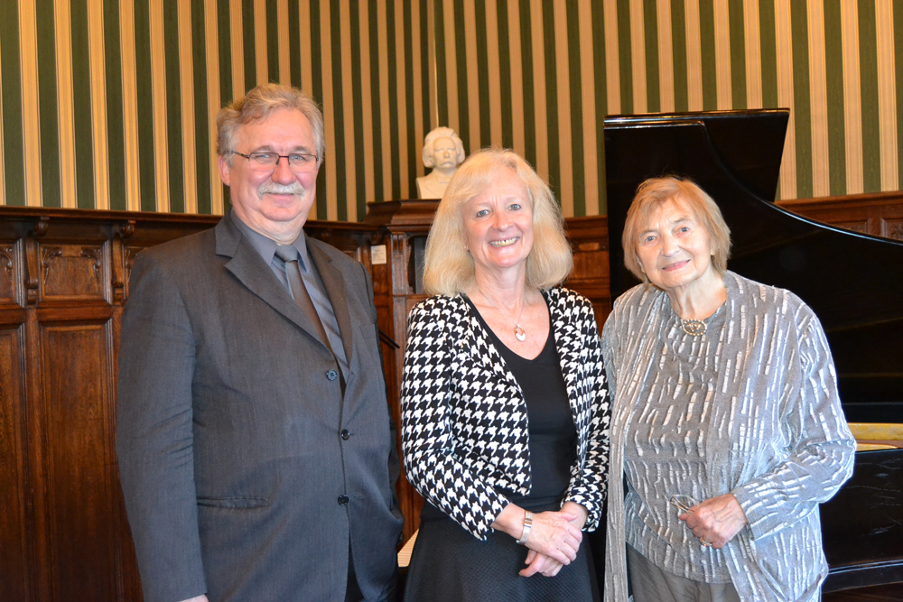 Vereinspräsident Prof. Dr. Helmut Loos, die norwegische Botschafterin Elisabeth Walass und Vereinsgründerin und Ehrenpräsidentin des Grieg-Begegnungsstätte Leipzig e.V., Prof. Dr. Hella Brock, in der Talstraße 10. Foto: D. Stilzebach