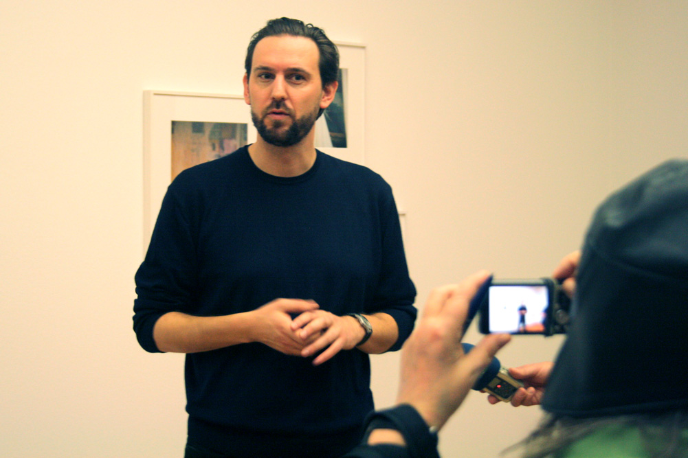 Owen Gump beim Presserundgang durch die Ausstellung. Foto: Ralf Julke