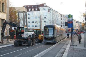An der Münzgasse müssen sich Kraftfahrer hinter der Straßenbahn einreihen - Radfahrer haben daneben ihren separaten Radstreifen. Foto: Ralf Julke