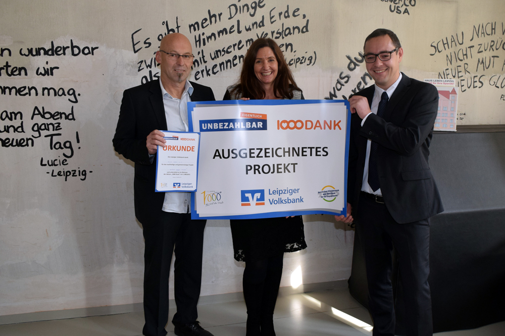 Filialleiter Marcel Pöge übergibt die Auszeichnung "1000 Dank der Leipziger Volksbank" an Volker Große und Michaela Bax vom Haus Leben e.V. Foto: Leipziger Volksbank