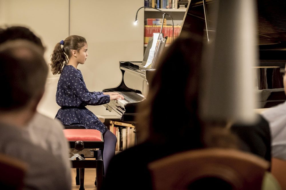 Volle Konzentration: Lina El Belghiti am Flügel einer Gohliser Wohnung, Foto: Daniel Reiche | Notenspur-Förderverein e.V.